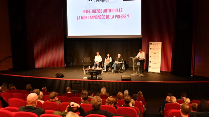 Une centaine de personnes a assisté à la conférence-débat, au centre départemental Joséphine-Baker à Périgueux. Photo Philippe Greiller