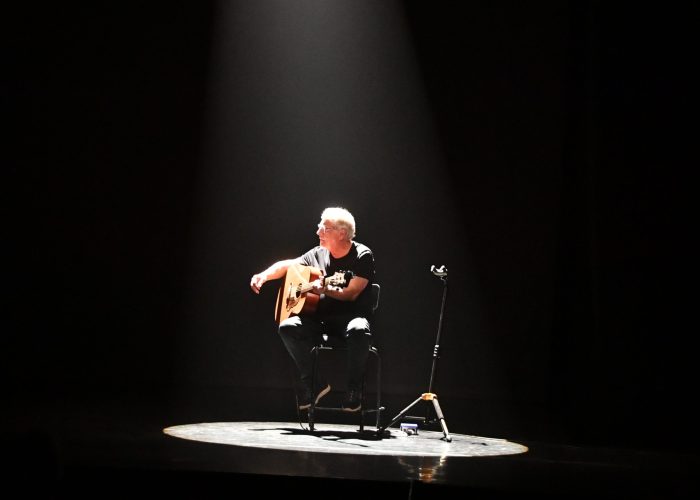 Jean Bonnefon met des accords sur les cordes ©Greiller